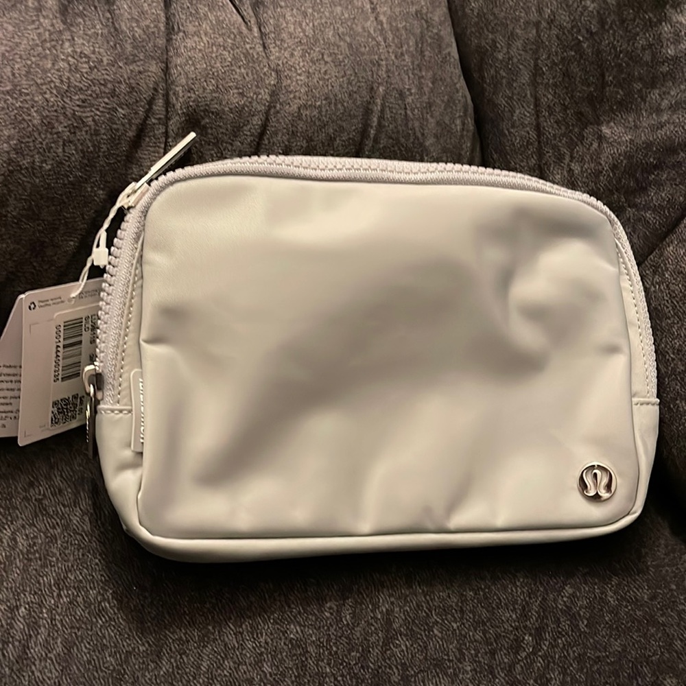 NWT Lululemon Everywhere Belt Bag Large Silver